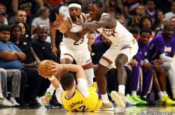 开云体育入口-太阳碾压湖人，库里扛起全队