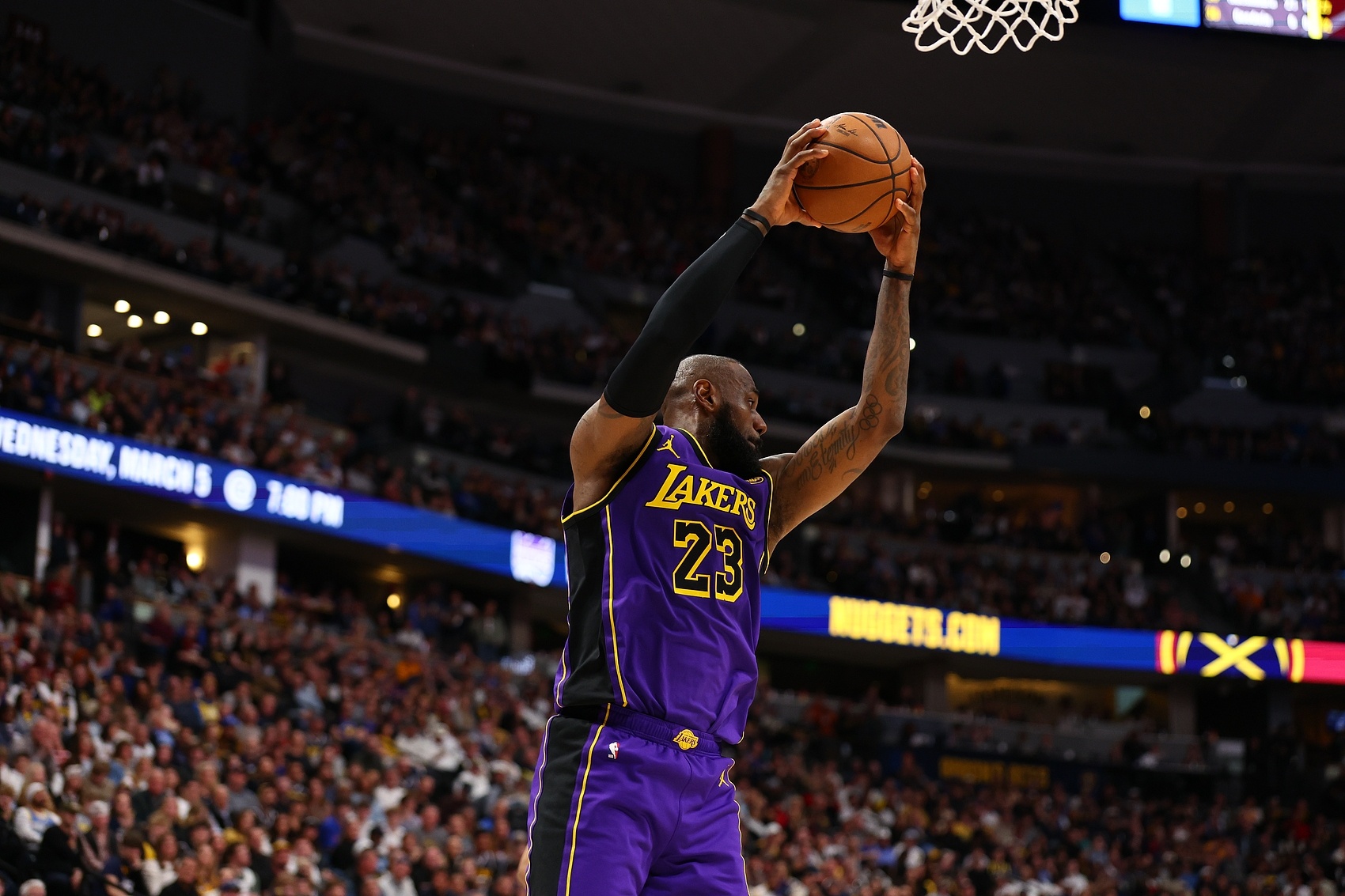 关于湖人B队血洗掘金,东契奇关键制胜的信息 关于湖人B队血洗掘金,东契奇关键制胜的信息