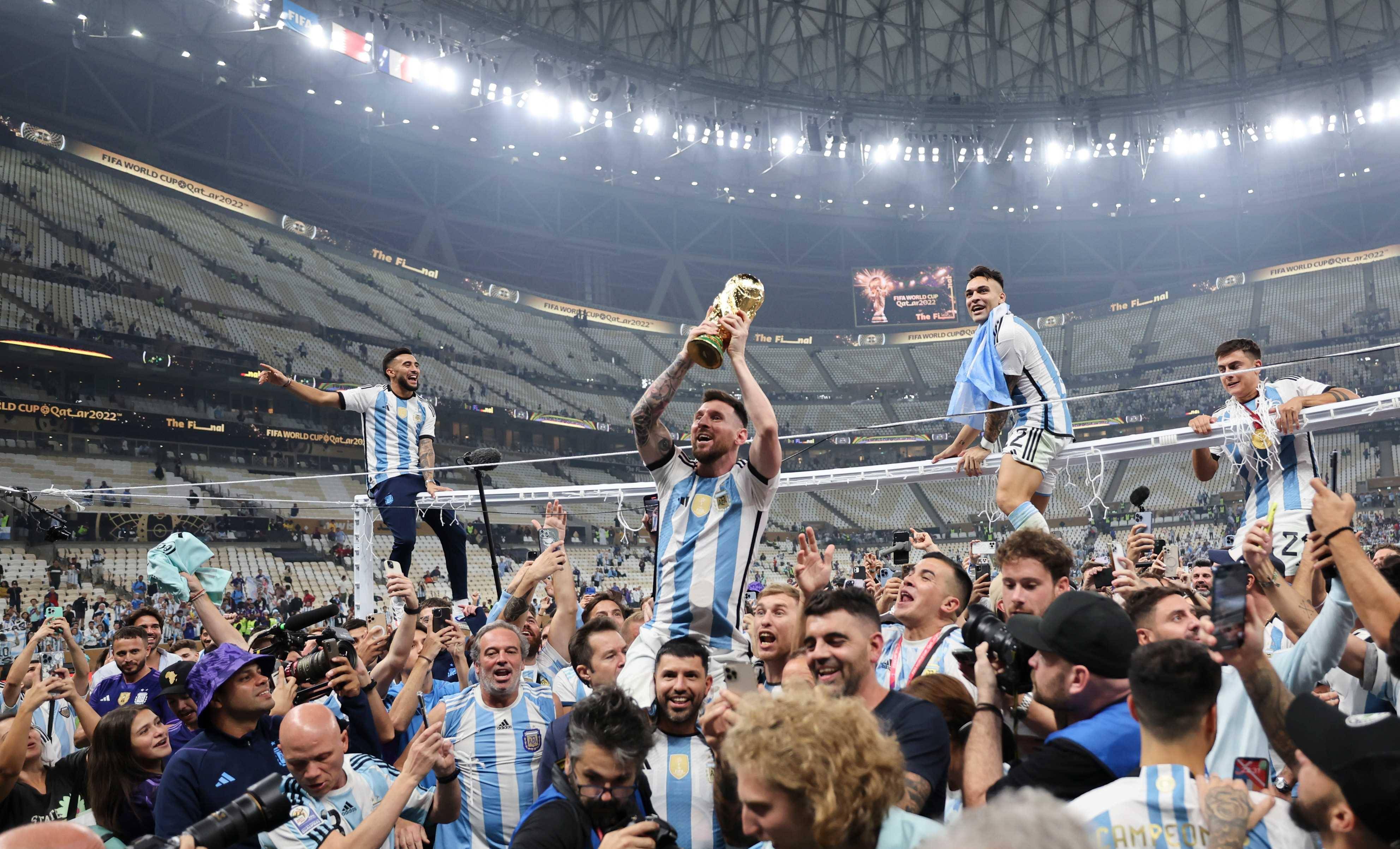 包含世界杯热度飙升，网友热议不断的词条