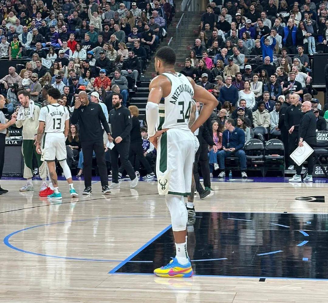 湖人翻盘尼克斯,字母哥点燃赛场 湖人翻盘尼克斯,字母哥点燃赛场