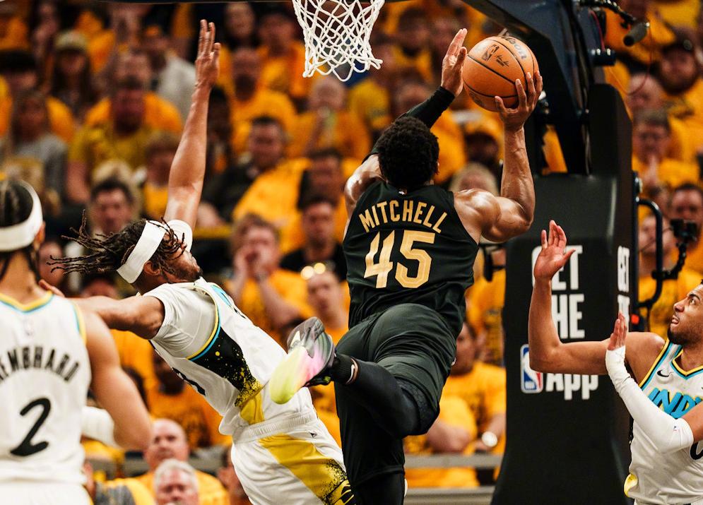 湖人翻盘尼克斯,字母哥点燃赛场 湖人翻盘尼克斯,字母哥点燃赛场