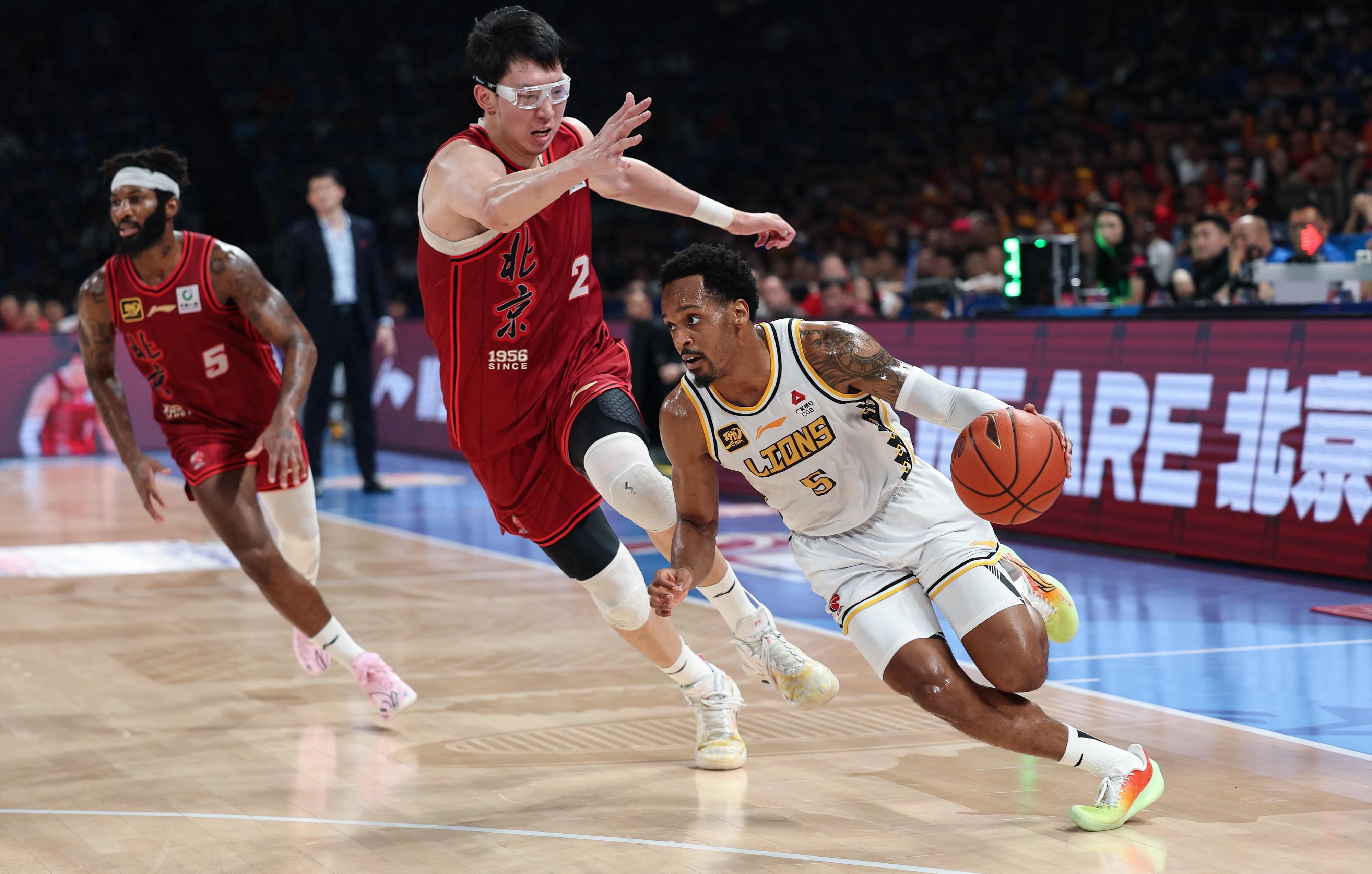 新疆队完胜天津队,周琦扛起全队 新疆队完胜天津队,周琦扛起全队