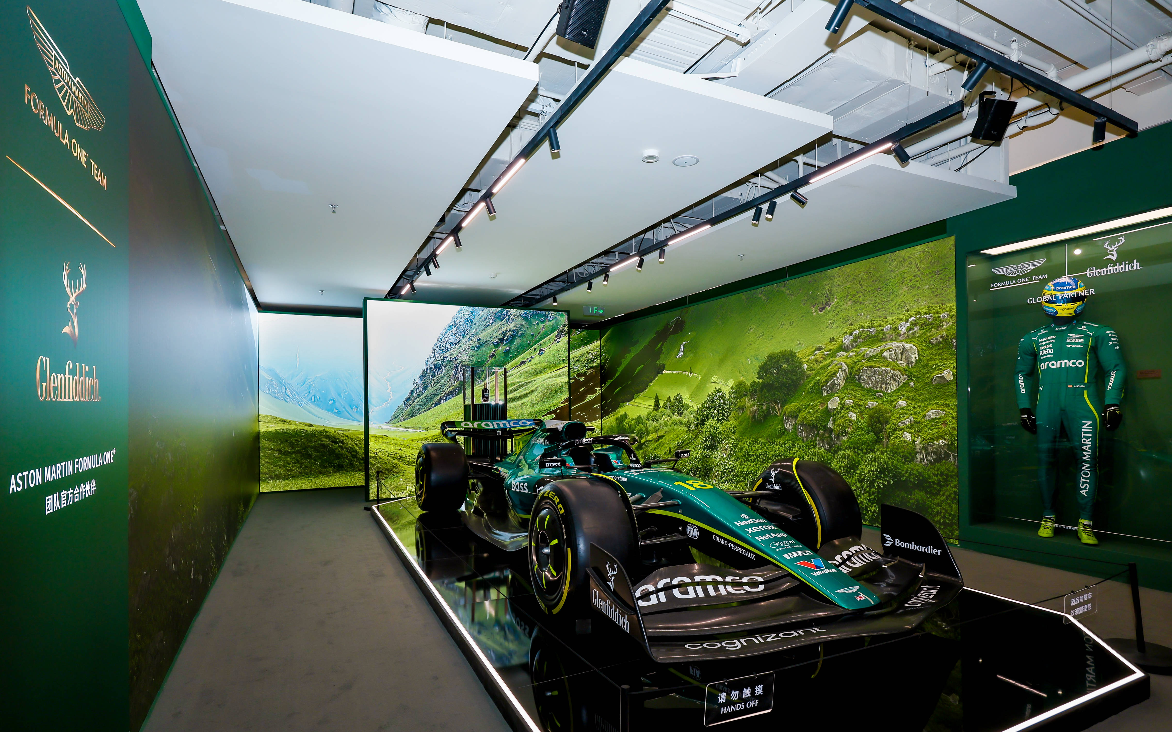 阿斯顿马丁完胜红牛车队，塞恩斯惊艳四座