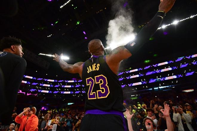 爵士险胜山西队，詹姆斯刷新纪录