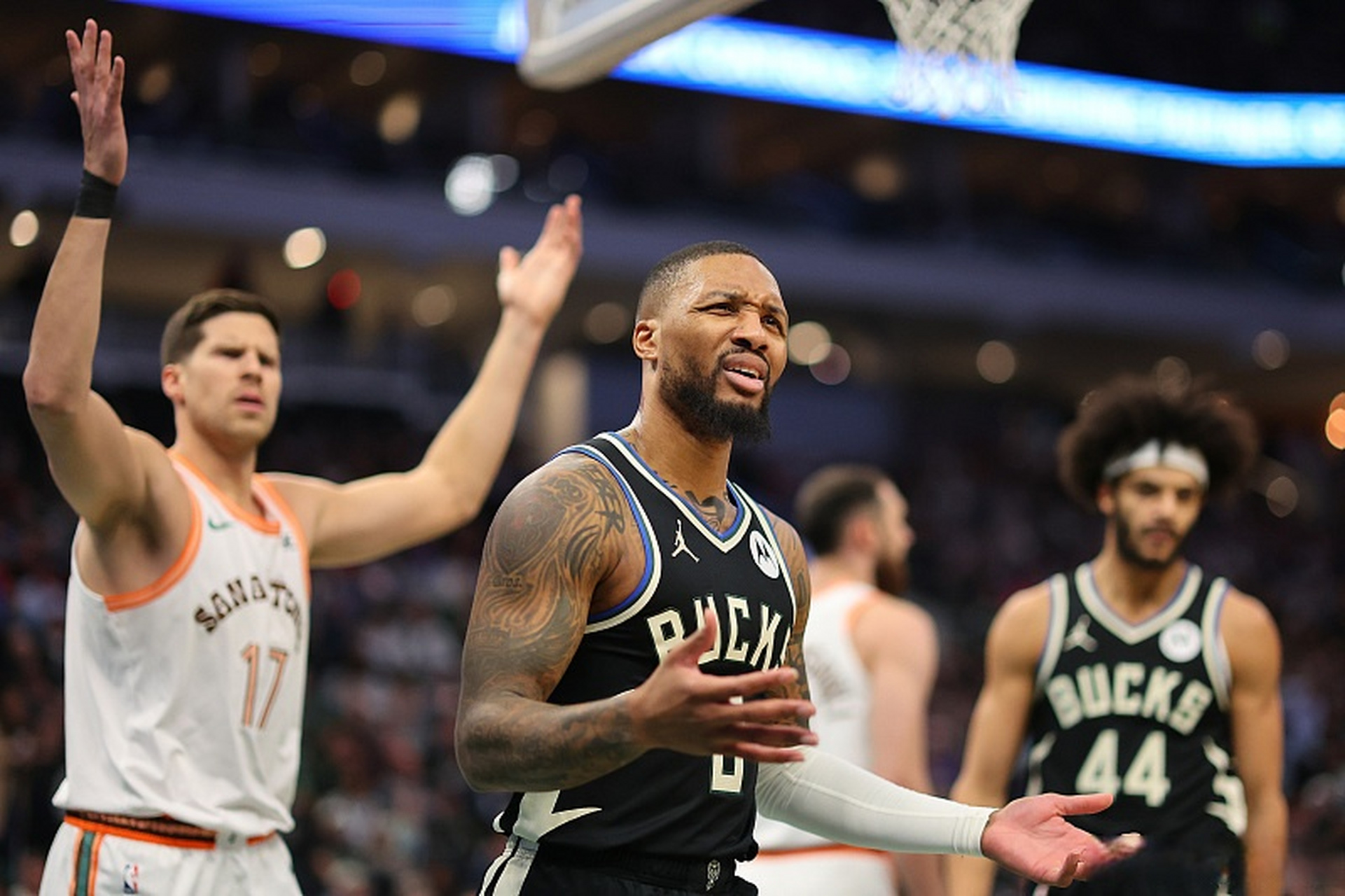 北京队横扫雄鹿,利拉德惊艳四座 北京队横扫雄鹿,利拉德惊艳四座