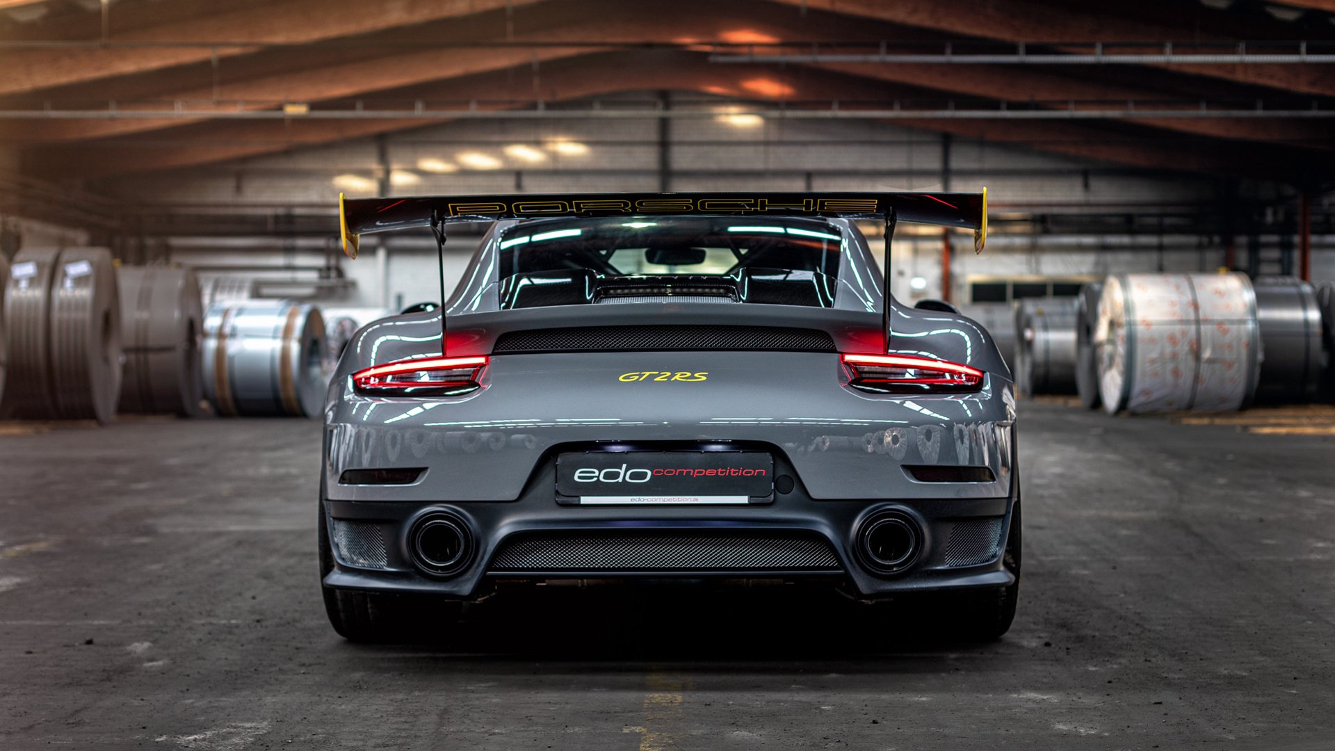 3-2险胜瑞典后，阿圭罗指着场边男孩，他才是今天的10号